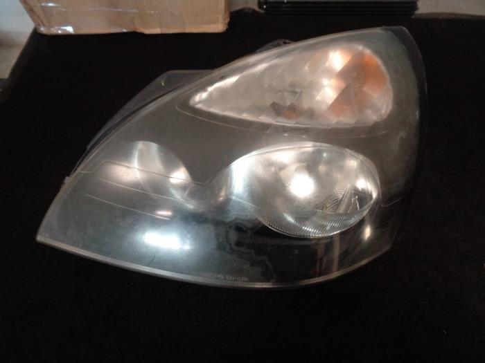 Używane Reflektor lewy Renault Clio II (BB/CB) 1.2 16V Cena € 30,00 Procedura marży oferowane przez Westerhof autodemontage
