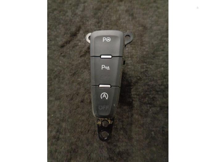 Usados Interruptor (varios) Ford Focus 3 Wagon 1.0 Ti-VCT EcoBoost 12V 125 Precio € 15,00 Norma de margen ofrecido por Westerhof autodemontage