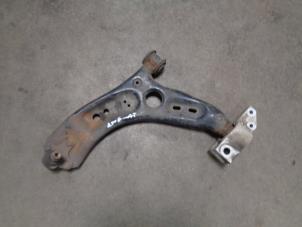 Usados Brazo portante izquierda delante Volkswagen Golf VI (5K1) 1.2 TSI BlueMotion Precio € 20,00 Norma de margen ofrecido por Westerhof autodemontage