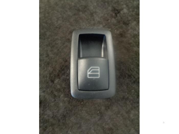 Usados Interruptor de ventanilla eléctrica Mercedes B (W245) 2.0 B-200 16V Turbo Precio € 10,00 Norma de margen ofrecido por Westerhof autodemontage