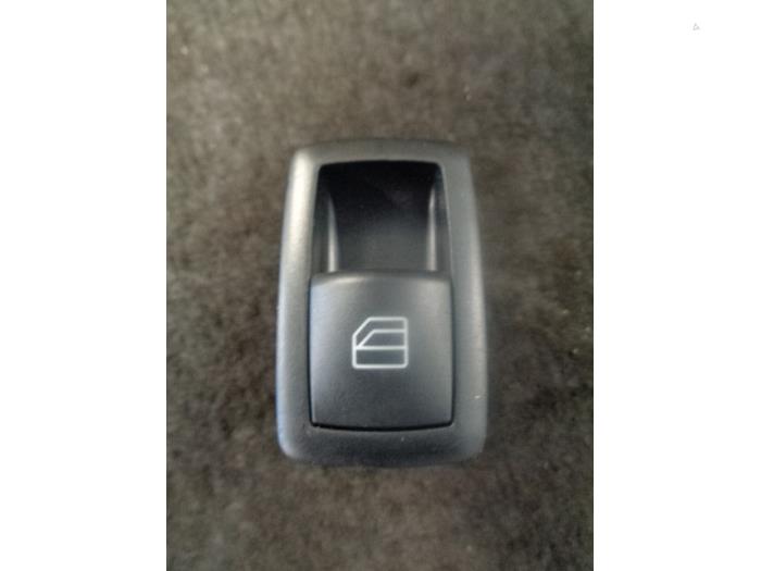 Usados Interruptor de ventanilla eléctrica Mercedes B (W245) 2.0 B-200 16V Turbo Precio € 10,00 Norma de margen ofrecido por Westerhof autodemontage