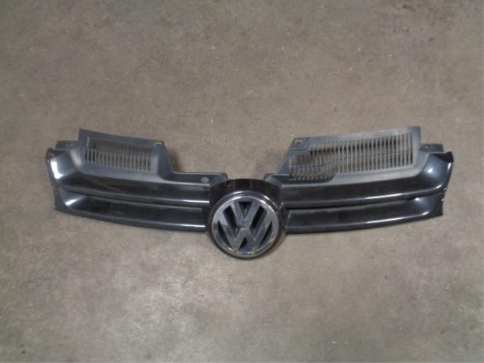 Używane Grill Volkswagen Golf V (1K1) 1.6 Cena € 25,00 Procedura marży oferowane przez Westerhof autodemontage