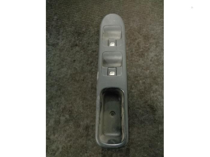 Usados Interruptor de ventanilla eléctrica Peugeot 307 (3A/C/D) 1.4 16V Precio € 10,00 Norma de margen ofrecido por Westerhof autodemontage