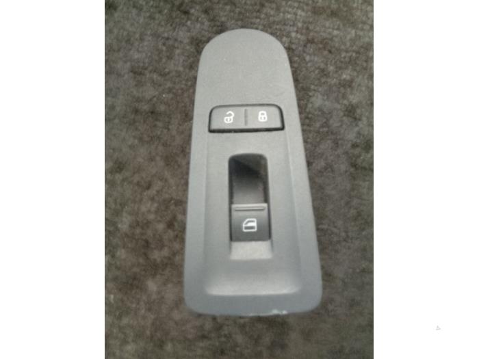 Usados Interruptor de ventanilla eléctrica Volkswagen Up! (121) 1.0 12V 60 Precio € 15,00 Norma de margen ofrecido por Westerhof autodemontage