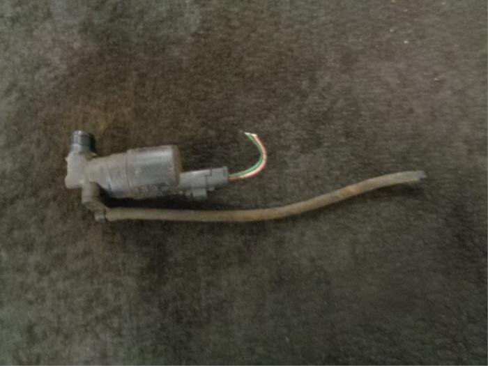 Używane Pompa spryskiwacza przód Peugeot 107 1.0 12V Cena € 10,00 Procedura marży oferowane przez Westerhof autodemontage