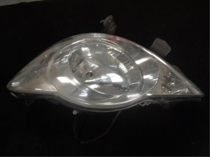 Używane Reflektor lewy Peugeot 107 1.0 12V Cena € 35,00 Procedura marży oferowane przez Westerhof autodemontage