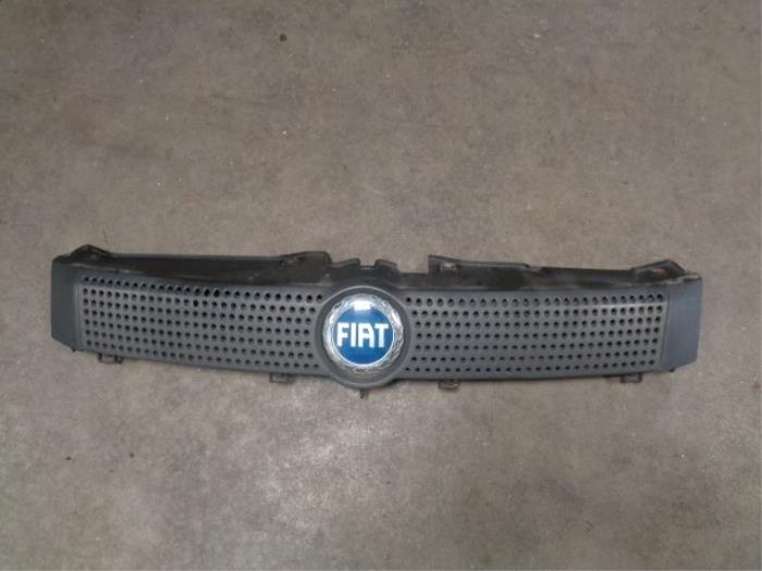 Używane Grill Fiat Panda (169) 1.1 Fire Cena € 25,00 Procedura marży oferowane przez Westerhof autodemontage