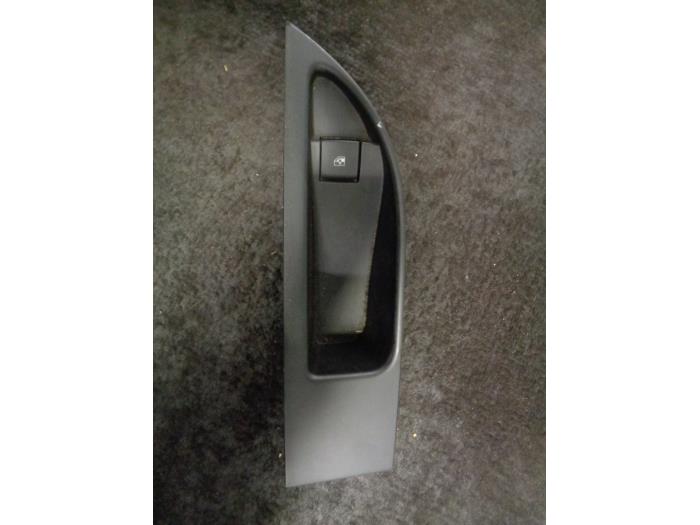 Usados Interruptor de ventanilla eléctrica Opel Astra J (PC6/PD6/PE6/PF6) 1.6 Turbo 16V Precio € 10,00 Norma de margen ofrecido por Westerhof autodemontage