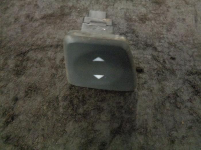 Usados Interruptor de ventanilla eléctrica Fiat 500 (312) 1.2 Precio € 10,00 Norma de margen ofrecido por Westerhof autodemontage