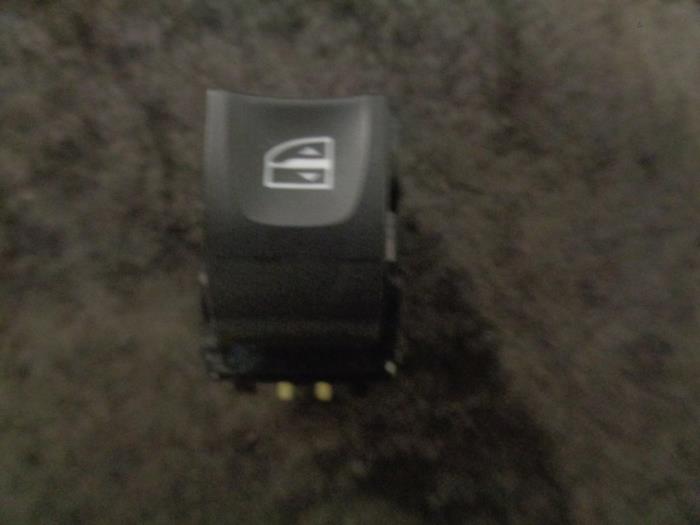 Usados Interruptor de ventanilla eléctrica Renault Clio IV Estate/Grandtour (7R) 1.2 16V Precio € 10,00 Norma de margen ofrecido por Westerhof autodemontage