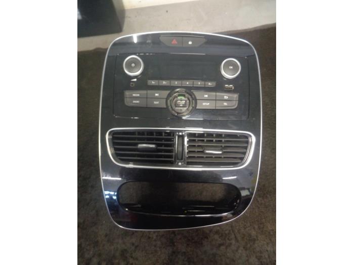 Używane Radio Renault Clio IV Estate/Grandtour (7R) 1.2 16V Cena € 100,00 Procedura marży oferowane przez Westerhof autodemontage
