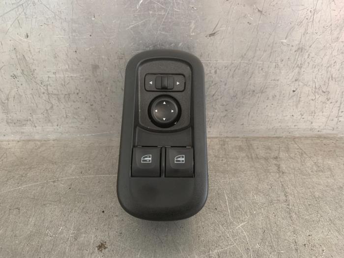 Usados Interruptor combinado de ventanillas Opel Movano 2.3 CDTi Biturbo 16V FWD Precio € 12,10 IVA incluido ofrecido por Mettler BV