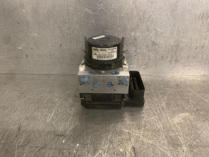 Begagnade ABS-pump Toyota Yaris III (P13) 1.5 16V Dual VVT-iE Pris € 70,00 Marginaltabell erbjuds av Mettler BV