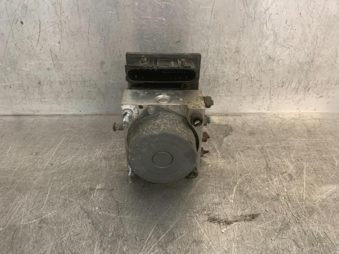 Used ABS pump Renault Twingo (C06) 1.2 Price € 20,00 Margin scheme offered by Mettler BV