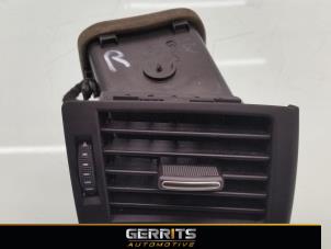 Usagé Grille aération tableau de bord Audi A4 Avant (B6) 2.0 20V Prix € 21,98 Règlement à la marge proposé par Gerrits Automotive