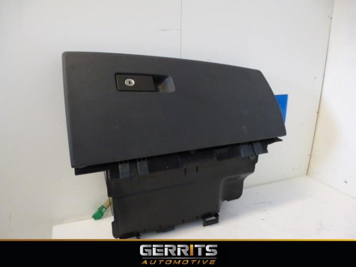 Begagnade Handskfack Volvo V70 (BW) 1.6 DRIVe 16V Pris € 38,50 Marginaltabell erbjuds av Gerrits Automotive BV