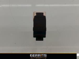 Usados Interruptor de ventanilla eléctrica Suzuki Alto (GF) 1.0 12V Precio € 21,98 Norma de margen ofrecido por Gerrits Automotive