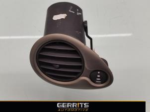 Usagé Grille aération tableau de bord Renault Clio III (BR/CR) 1.4 16V Prix € 21,98 Règlement à la marge proposé par Gerrits Automotive