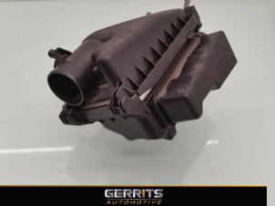 Używane Obudowa filtra powietrza Toyota Yaris II (P9) 1.33 16V Dual VVT-I Cena € 21,98 Procedura marży oferowane przez Gerrits Automotive