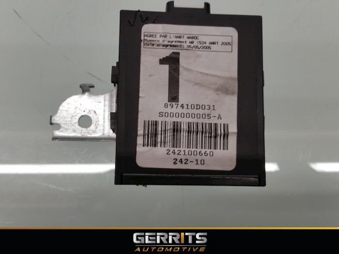Central door locking module from a Toyota Yaris II (P9) 1.33 16V Dual VVT-I 2010