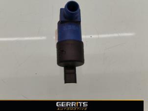 Used Windscreen washer pump Renault Clio III (BR/CR) 1.4 16V Price € 19,99 Margin scheme offered by Gerrits Automotive