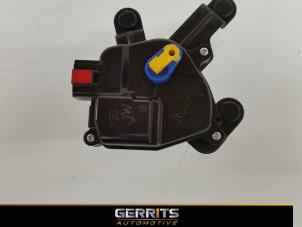 Used Central locking motor Hyundai i10 (F5) 1.1i 12V Price € 21,98 Margin scheme offered by Gerrits Automotive