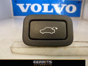 Usados Interruptor del portón trasero Volvo V70 (BW) 2.0 D3 20V Precio € 21,98 Norma de margen ofrecido por Gerrits Automotive