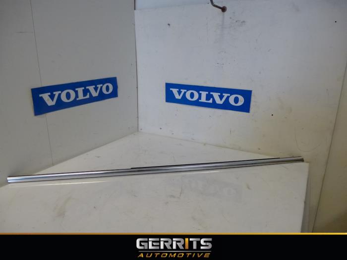 Używane Guma szyby Volvo V60 I (FW/GW) 1.6 T4 16V Cena € 31,90 Procedura marży oferowane przez Gerrits Automotive BV