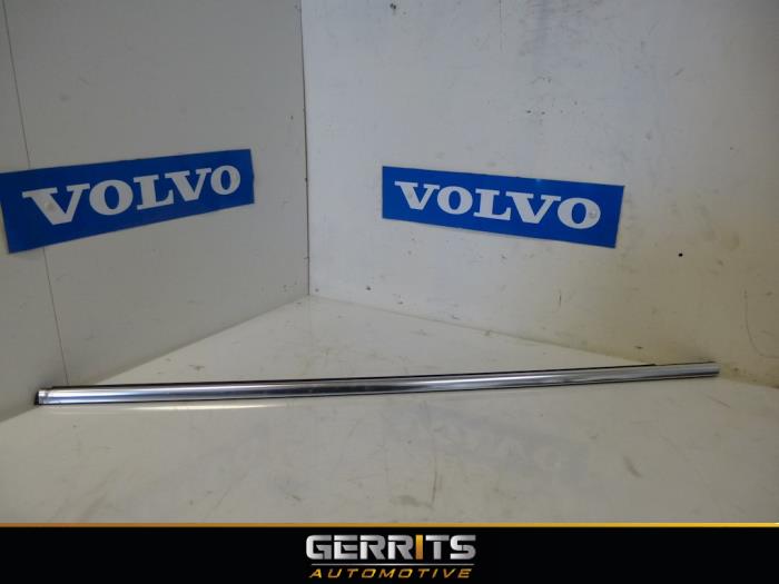 Używane Guma szyby Volvo V60 I (FW/GW) 1.6 T4 16V Cena € 31,90 Procedura marży oferowane przez Gerrits Automotive BV