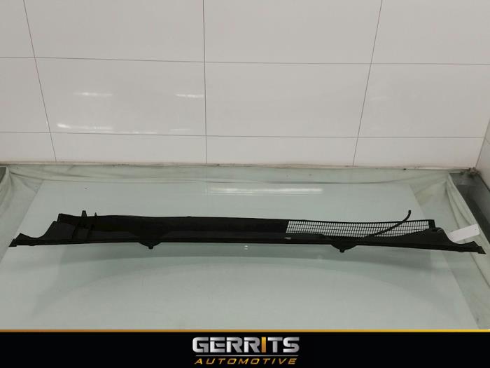 Cowl top grille from a Opel Corsa D 1.3 CDTi 16V ecoFLEX 2007