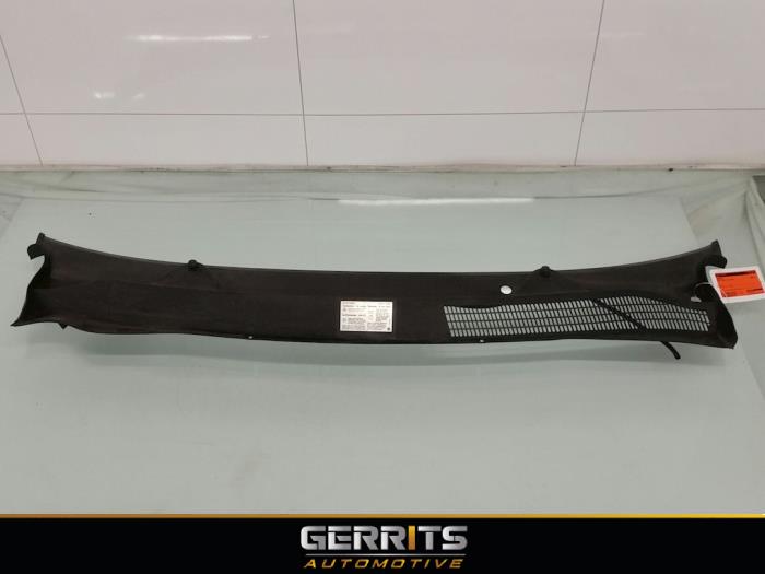 Cowl top grille from a Opel Corsa D 1.3 CDTi 16V ecoFLEX 2007