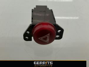 Usagé Commutateur éclairage d'urgence Mitsubishi Colt (Z2/Z3) 1.3 16V Prix € 21,98 Règlement à la marge proposé par Gerrits Automotive