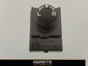 Usados Interruptor de retrovisor Mitsubishi Colt (Z2/Z3) 1.3 16V Precio € 21,98 Norma de margen ofrecido por Gerrits Automotive