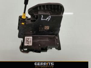 Używane Mechanizm blokady drzwi lewych tylnych wersja 4-drzwiowa Opel Astra K 1.4 Turbo 16V Cena € 48,40 Procedura marży oferowane przez Gerrits Automotive