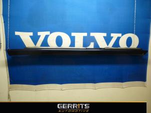 Usagé Jupe gauche Volvo V70 (GW/LW/LZ) Prix € 49,50 Règlement à la marge proposé par Gerrits Automotive