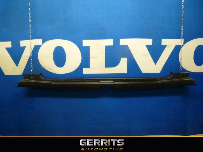 Cover strike rear from a Volvo XC70 (SZ)  2004
