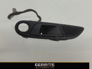 Używane Uchwyt drzwi lewych wersja 2-drzwiowa Ford Fiesta 6 (JA8) 1.6 TDCi 16V 95 Cena € 21,98 Procedura marży oferowane przez Gerrits Automotive