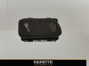Used Central locking switch Volkswagen Fox (5Z) 1.2 Price € 21,98 Margin scheme offered by Gerrits Automotive