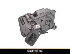 Używane Mechanizm blokady drzwi prawych przednich wersja 4-drzwiowa Seat Leon ST (5FF) 1.2 TSI Ecomotive 16V Cena € 19,99 Procedura marży oferowane przez Gerrits Automotive
