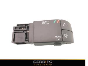 Used Steering wheel mounted radio control Renault Twingo II (CN) 1.2 16V Price € 21,98 Margin scheme offered by Gerrits Automotive
