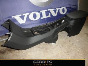 Usados Consola central Volvo V40 (MV) 1.6 T4 GTDi 16V Precio € 59,40 Norma de margen ofrecido por Gerrits Automotive