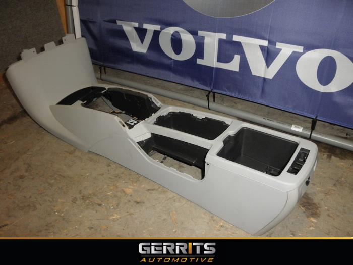 Middle console from a Volvo V50 (MW)  2006