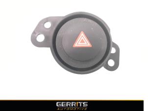 Używane Przelacznik swiatel awaryjnych Peugeot 108 1.0 12V Cena € 21,98 Procedura marży oferowane przez Gerrits Automotive
