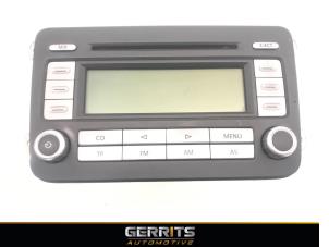 Używane Radioodtwarzacz CD Volkswagen Golf V (1K1) 1.4 16V Cena € 90,20 Procedura marży oferowane przez Gerrits Automotive