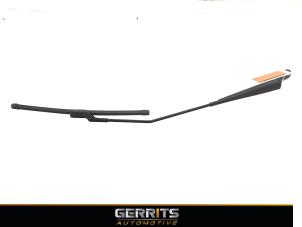 Used Front wiper arm Renault Twingo II (CN) 1.2 16V Price € 21,98 Margin scheme offered by Gerrits Automotive