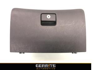 Usagé Boîte à gants Toyota Corolla (E12) 1.4 16V VVT-i Prix € 33,00 Règlement à la marge proposé par Gerrits Automotive