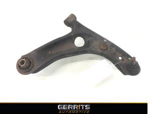 Usagé Bras de suspension avant droit Peugeot 107 1.0 12V Prix € 21,98 Règlement à la marge proposé par Gerrits Automotive