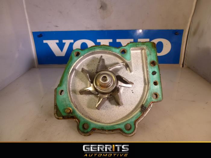 Water pump from a Volvo V70 (SW) 2.5 T 20V 2004