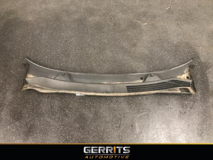 Cowl top grille from a Opel Corsa D 1.2 16V 2014