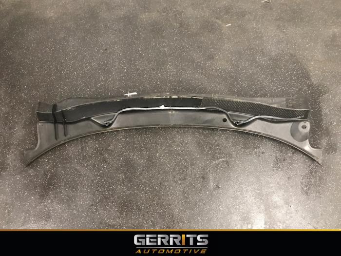 Cowl top grille from a Opel Corsa D 1.2 16V 2014
